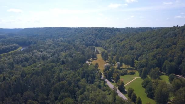 Vista Aérea Sigulda Con Castillo Turaides Enormes Bosques Verdes Puente — Vídeos de Stock