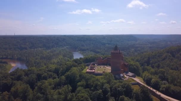 Vista Aérea Sigulda Con Castillo Turaides Enormes Bosques Verdes Puente — Vídeos de Stock