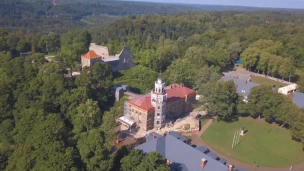 Vista Aérea Del Castillo Nuevo Sigulda Hermosa Naturaleza Letona — Vídeo de stock