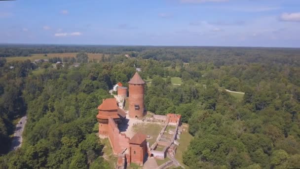 Turaides城 巨大な緑の森と空中シグルダの景色 谷を渡ってケーブルカーでゴーヤ川を渡る橋 美しいラトビア — ストック動画