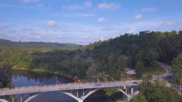 Luftaufnahme Von Sigulda Mit Burg Turaides Riesigen Grünen Wäldern Brücke — Stockvideo