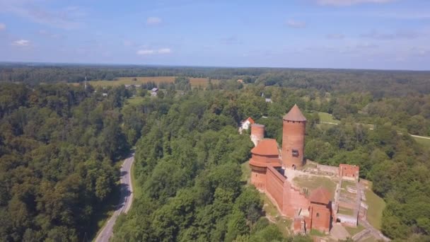 Vista Aérea Sigulda Con Castillo Turaides Enormes Bosques Verdes Puente — Vídeos de Stock