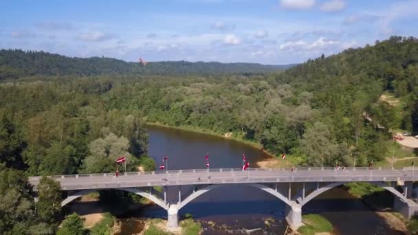 Vista Aérea Sigulda Con Castillo Turaides Enormes Bosques Verdes Puente — Vídeos de Stock