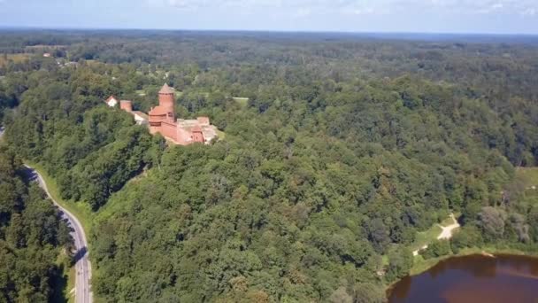 Vista Aérea Sigulda Con Castillo Turaides Enormes Bosques Verdes Puente — Vídeos de Stock