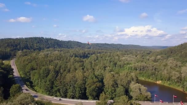 Εναέρια Θέα Sigulda Turaides Κάστρο Τεράστια Πράσινα Δάση Γέφυρα Πάνω — Αρχείο Βίντεο