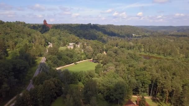 Luchtfoto Sigulda Uitzicht Met Turaides Kasteel Enorme Groene Bossen Brug — Stockvideo