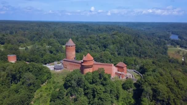 Vue Aérienne Sigulda Avec Château Turaides Immenses Forêts Verdoyantes Pont — Video