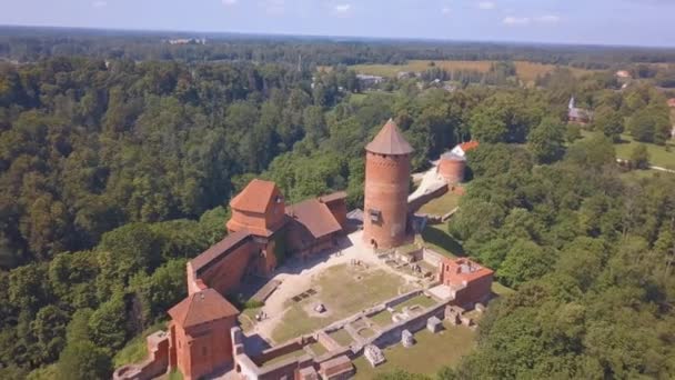 Vue Aérienne Sigulda Avec Château Turaides Immenses Forêts Verdoyantes Pont — Video
