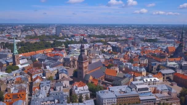 Hermosa Vista Aérea Sobre Ciudad Riga Con Casco Antiguo Río — Vídeos de Stock