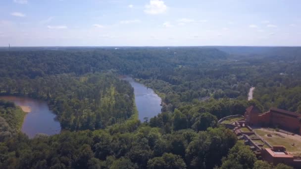 Luchtfoto Sigulda Uitzicht Met Turaides Kasteel Enorme Groene Bossen Brug — Stockvideo