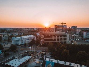 Riga, Letonya. 20 Temmuz 2018. Riga hava günbatımı görünümde Vef kale Jauna Teika ilçe yakınındaki. Riga yukarıdan meşgul sokaklarında.