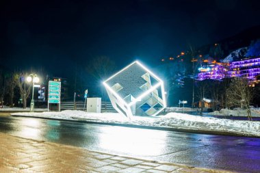 Saalbach, Avusturya. 10 Mart 2018. Güzel Kayak Merkezi Avusturya Alplerinde dağlarda tam ortasında. Kış dağ oda inanılmaz küçük şirin ahşap evleri ve dağ yamaçlarında.