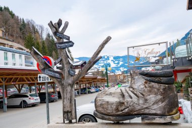 10 Mart 2018. Saalbach, Avusturya. Büyük ahşap çizme içinde kış kayak tatil beldesi.