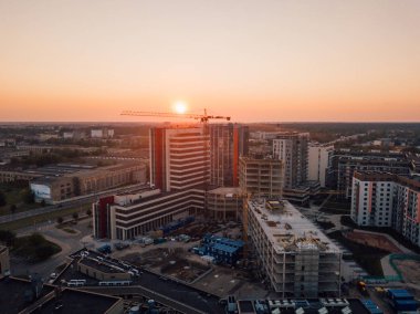 Riga, Letonya. 20 Temmuz 2018. Riga hava günbatımı görünümde Vef kale Jauna Teika ilçe yakınındaki. Riga yukarıdan meşgul sokaklarında.