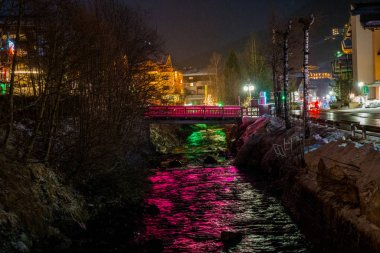 Saalbach, Avusturya. 10 Mart 2018. Güzel Kayak Merkezi Avusturya Alplerinde dağlarda tam ortasında. Kış dağ oda inanılmaz küçük şirin ahşap evleri ve dağ yamaçlarında.