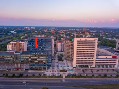 Riga, Letonya. 20 Temmuz 2018. Riga hava günbatımı görünümde Vef kale Jauna Teika ilçe yakınındaki. Riga yukarıdan meşgul sokaklarında.