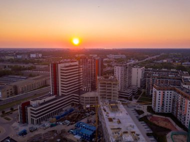 Riga, Letonya. 20 Temmuz 2018. Riga hava günbatımı görünümde Vef kale Jauna Teika ilçe yakınındaki. Riga yukarıdan meşgul sokaklarında.