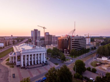 Riga, Letonya. 20 Temmuz 2018. Riga hava günbatımı görünümde Vef kale Jauna Teika ilçe yakınındaki. Riga yukarıdan meşgul sokaklarında.