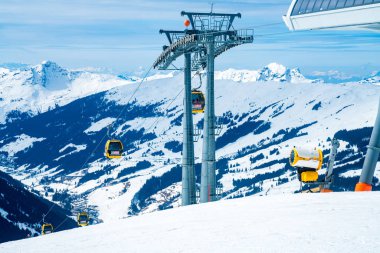 Kayak sol ve teleferik Alpler kış tatil. İnsanlar kayak ve snowboard için gidiyor. Avusturya Alplerinde. 