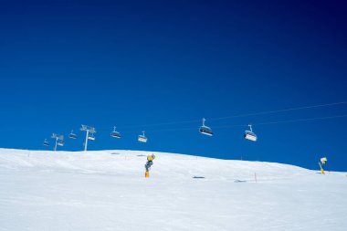 Saalbach, Avusturya. 20 Mart 2018. Kayak liftleri ve teleferik Alpler kış tatil. İnsanlar kadar kayak kayak ve snowboard için kaldırın. Avusturya Alplerinde.