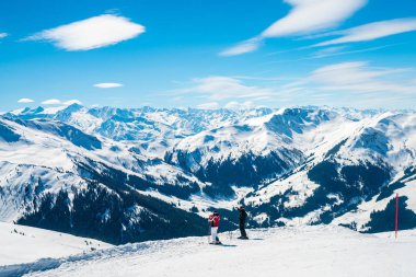 Güzel Kayak Merkezi Avusturya Alplerinde dağlarda tam ortasında. Kış dağ dağ manzaralı muhteşem tesisi.