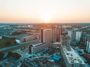 Riga, Letonya. 20 Temmuz 2018. Riga hava günbatımı görünümde Vef kale Jauna Teika ilçe yakınındaki. Riga yukarıdan meşgul sokaklarında.