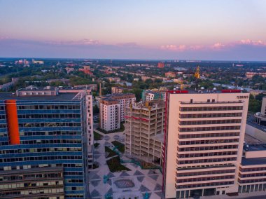 Riga, Letonya. 20 Temmuz 2018. Riga hava günbatımı görünümde Vef kale Jauna Teika ilçe yakınındaki. Riga yukarıdan meşgul sokaklarında.