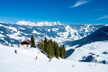 Güzel Kayak Merkezi Avusturya Alplerinde dağlarda tam ortasında. Kış dağ dağ manzaralı muhteşem tesisi.