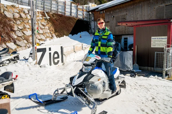 2018年3月15日 Saalbach 奥地利 在奥地利阿尔卑斯山中部的一条赛道上骑着雪地车的年轻人 — 图库照片