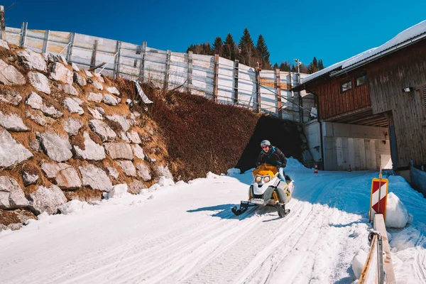 Березня 2018 Зальбах Австрія Молода Людина Катання Снігоходах Трек Середині — стокове фото