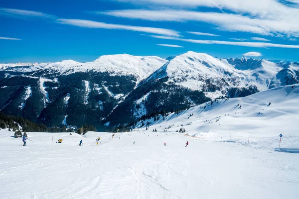 Linda Estância Esqui Meio Dos Alpes Austríacos Topo Montanha — Fotografia de Stock