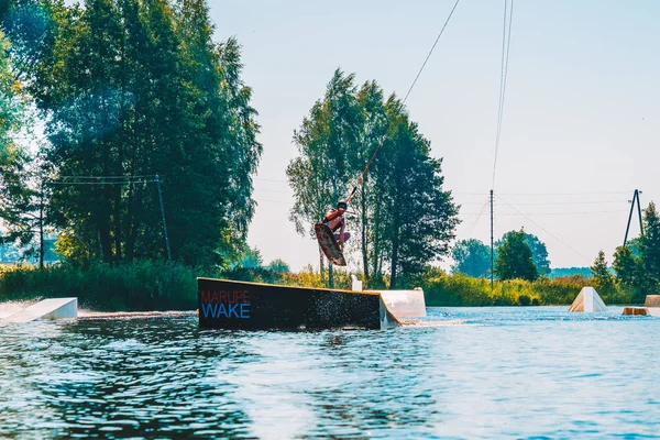 Marupe Λετονία Ιουλίου 2018 Νεαρός Wakeboarding Μια Λίμνη Καθιστώντας Raley — Φωτογραφία Αρχείου