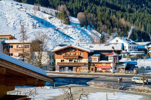 Linda Estância Esqui Bem Meio Das Montanhas Alpes Austríacos Vista — Fotografia de Stock