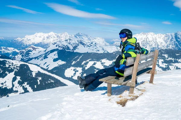 Saalbach Austria Marzo 2018 Joven Disfrutando Hermosas Vistas Montaña Los —  Fotos de Stock
