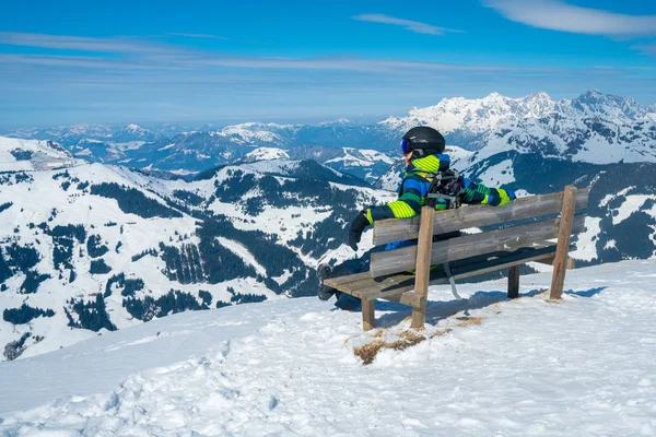 Saalbach Áustria Março 2018 Jovem Desfrutando Bela Vista Para Montanha — Fotografia de Stock