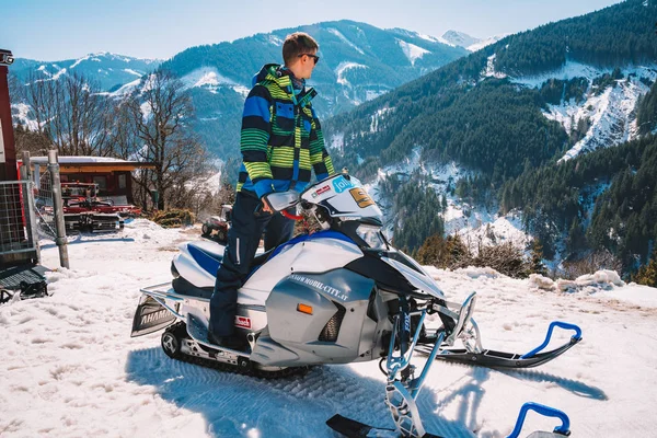 Μαρτίου 2018 Saalbach Αυστρία Νεαρός Άνδρας Ιππασία Ένα Snowmobile Ένα — Φωτογραφία Αρχείου