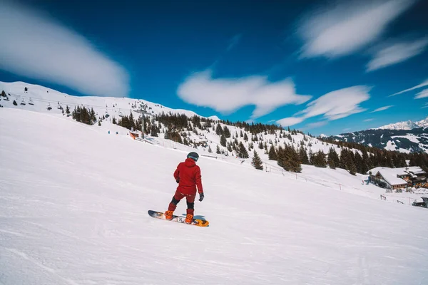 Jongeman Snowboarden Oostenrijkse Alpen Maken Van Verschillende Trucs — Stockfoto