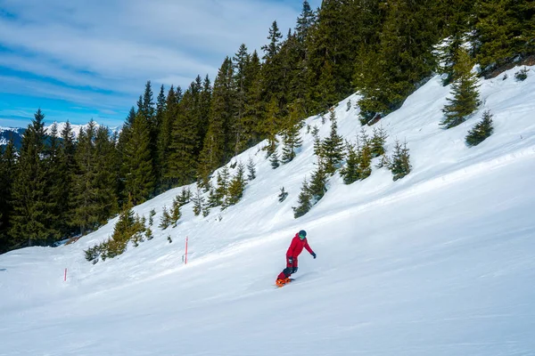 Genç Adam Avusturya Alplerinde Farklı Hile Yapma Snowboard — Stok fotoğraf