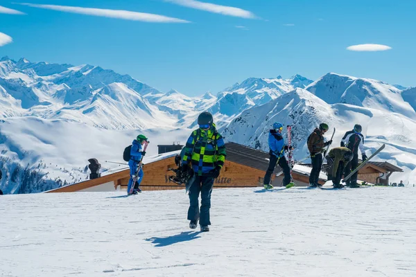 Saalbach Áustria Março 2018 Jovem Desfrutando Bela Vista Para Montanha — Fotografia de Stock