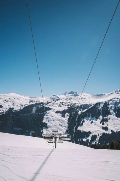Saalbach Oostenrijk Maart 2018 Skiliften Kabelbanen Alpen Winter Resort Mensen — Stockfoto