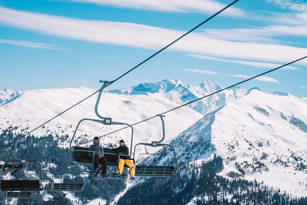 Winter Resort Ski Linksen Kabelbanen Alpen Mensen Gaan Voor Skiën — Stockfoto