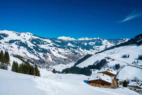 Πανέμορφο Χιονοδρομικό Κέντρο Ακριβώς Στη Μέση Των Βουνών Αυστριακές Άλπεις — Φωτογραφία Αρχείου