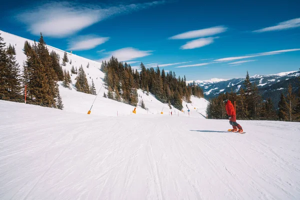 Genç Adam Avusturya Alplerinde Farklı Hile Yapma Snowboard — Stok fotoğraf