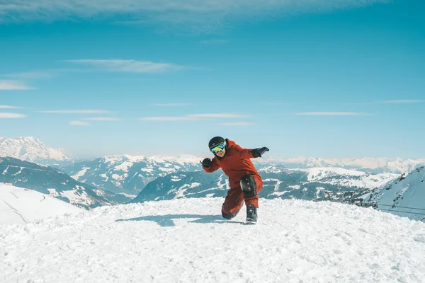Saalbach Áustria Março 2018 Jovem Desfrutando Bela Vista Para Montanha — Fotografia de Stock