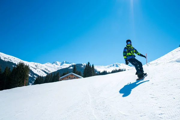 Jovem Snowboard Nos Alpes Austríacos Fazendo Truques Diferentes — Fotografia de Stock