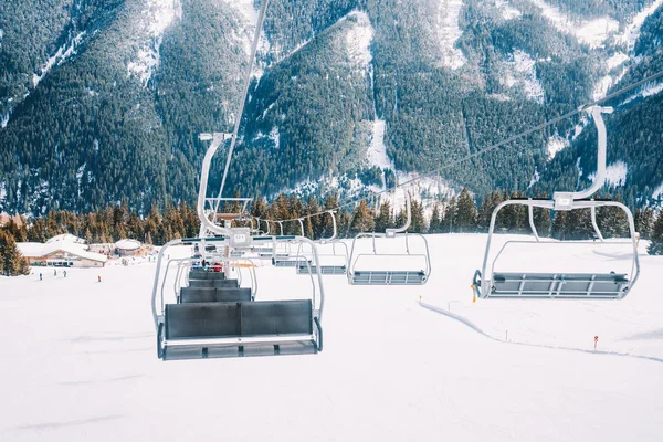 Esquerdas Esqui Teleféricos Resort Inverno Dos Alpes Pessoas Subir Para — Fotografia de Stock