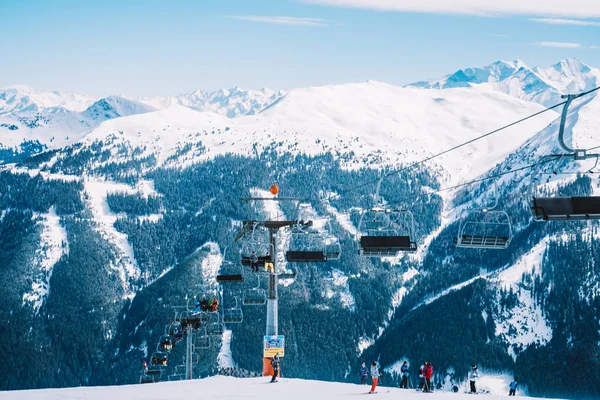 Winter Resort Ski Linksen Kabelbanen Alpen Mensen Gaan Voor Skiën — Stockfoto