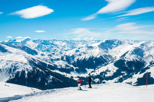 Linda Estância Esqui Bem Meio Das Montanhas Alpes Austríacos Vista — Fotografia de Stock