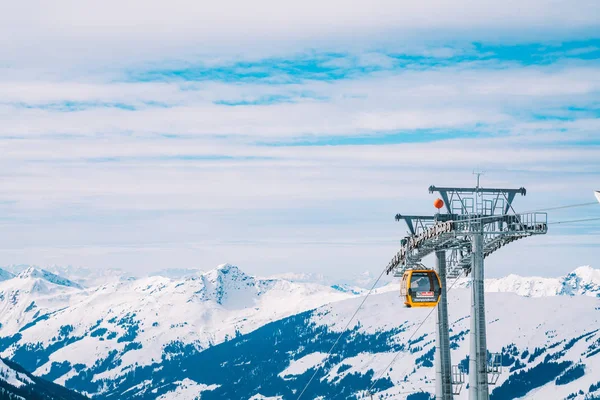 Esquí Izquierdas Teleféricos Estación Invierno Alpes Gente Que Esquiar Hacer — Foto de Stock