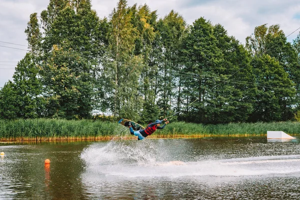 Marupe Λετονία Ιουλίου 2018 Νεαρός Wakeboarding Μια Λίμνη Καθιστώντας Raley — Φωτογραφία Αρχείου